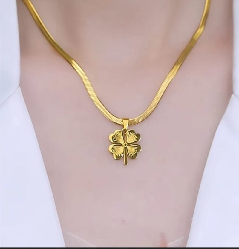 GOLDEN FLOWER PENDANT